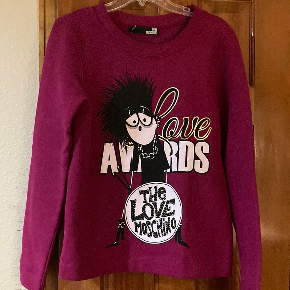Love Moschino size small fíuscia color sweatshirt like new